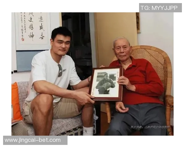 姚明在上海的生活点滴与篮球梦想交织的精彩人生