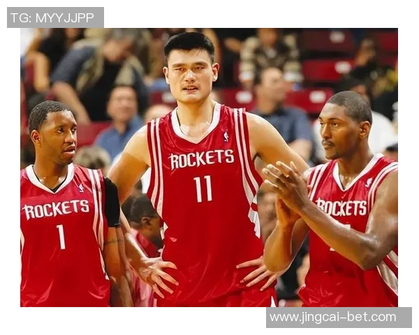 姚明激动拍手庆祝篮球盛事展现体育精神与团队荣誉感