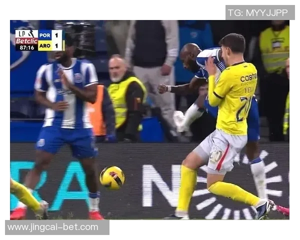 足总杯波尔图与多特蒙德战平点球大战引发争议判罚全场沸腾 足总杯波尔图与多特蒙德战平点球大战引发争议判罚全场沸腾